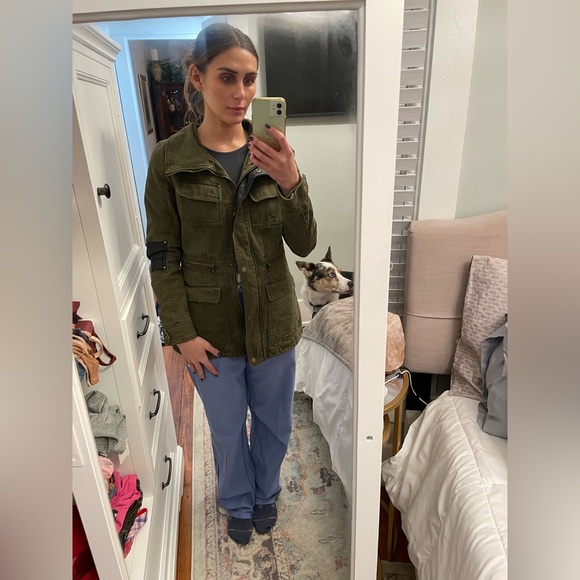 Like new green military jacket with detachable fur collar - Picture 2 of 8